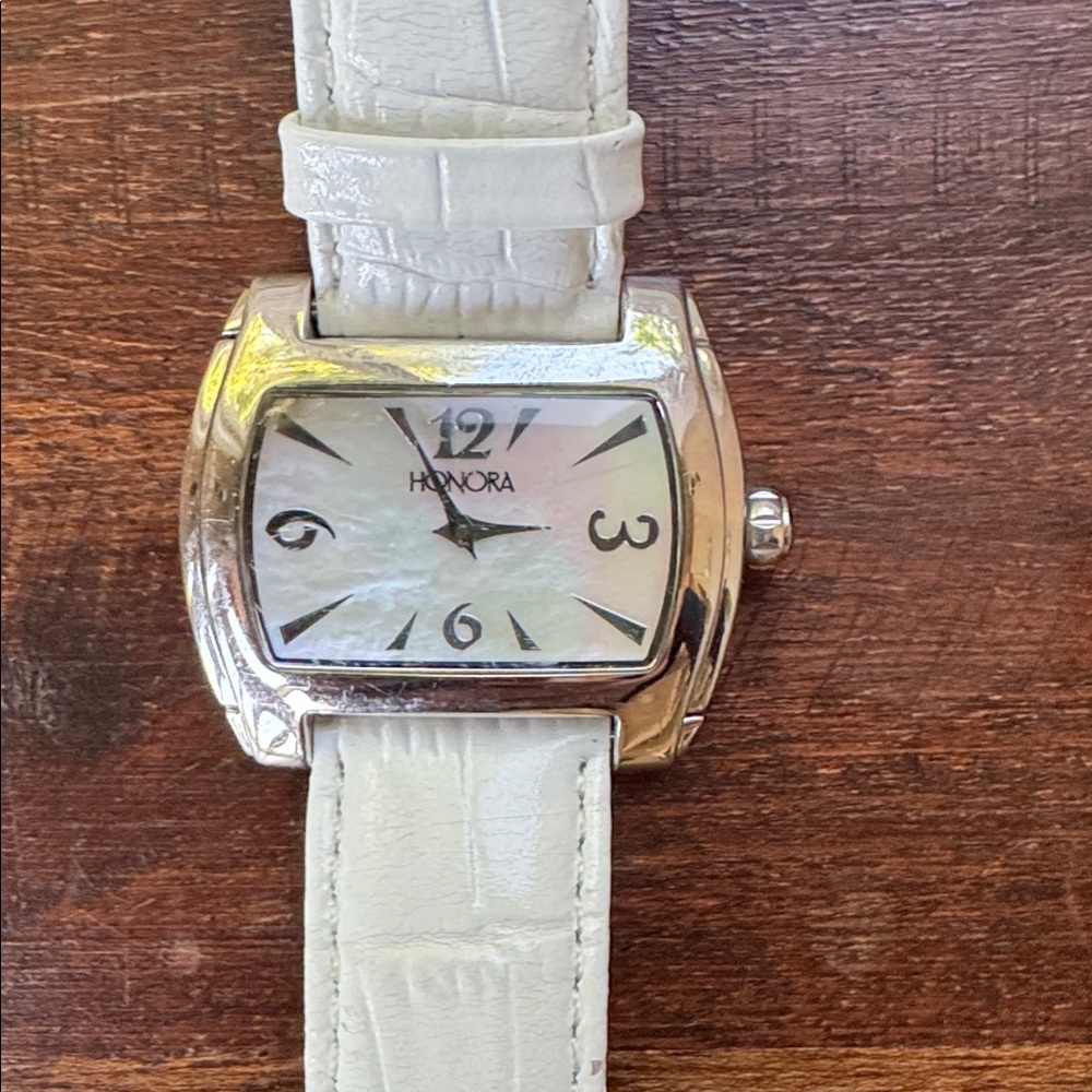 Honora White Leather Strap Women’s Watch with Pearl face good condition - Picture 2 of 8